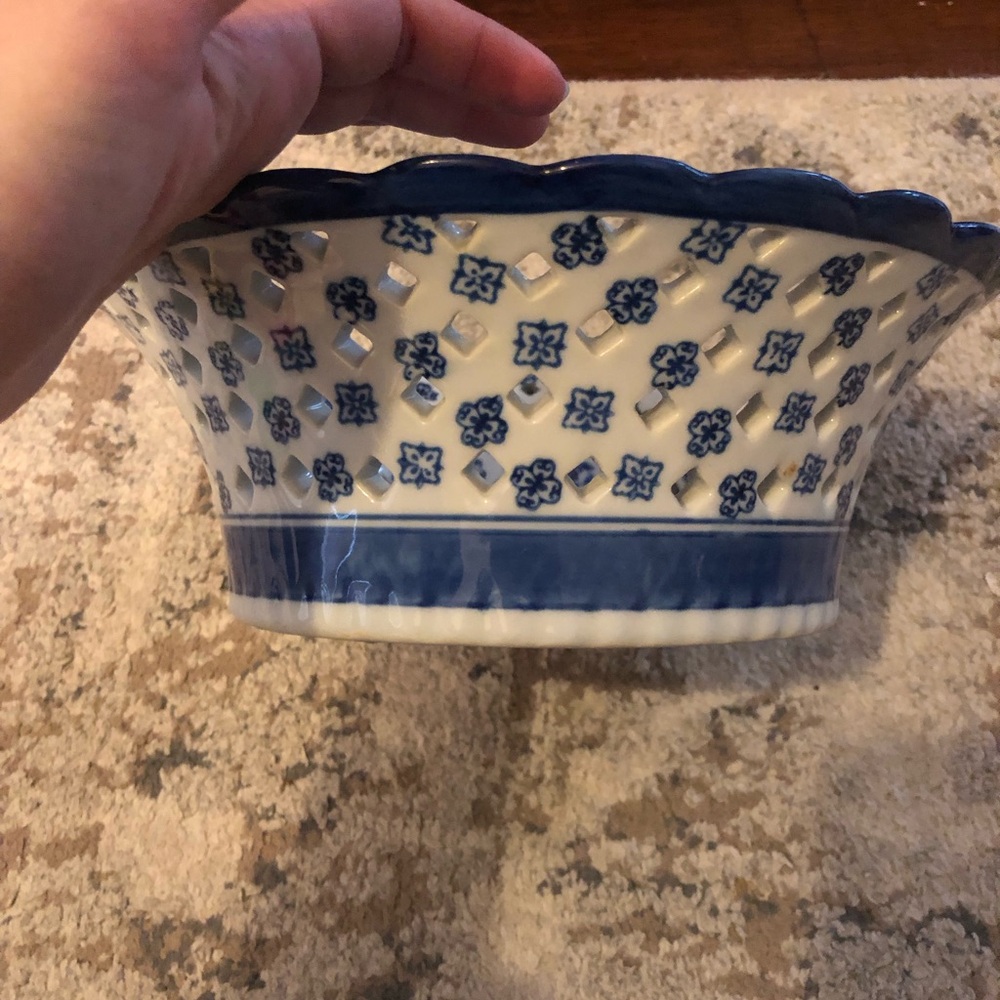 Vintage Chinoiserie Blue and White Floral Ceramic Bowl - Picture 4 of 7
